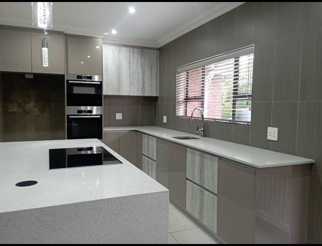 5 BEDROOM HOUSE FOR SALE IN VAN RIEBEECK PARK